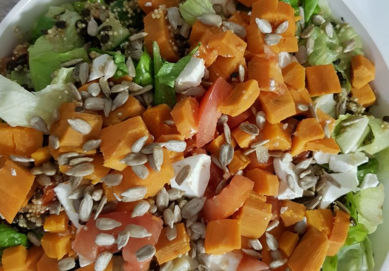 סלט קינואה עדשים שחורות ובטטה