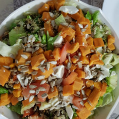 סלט קינואה עדשים שחורות ובטטה