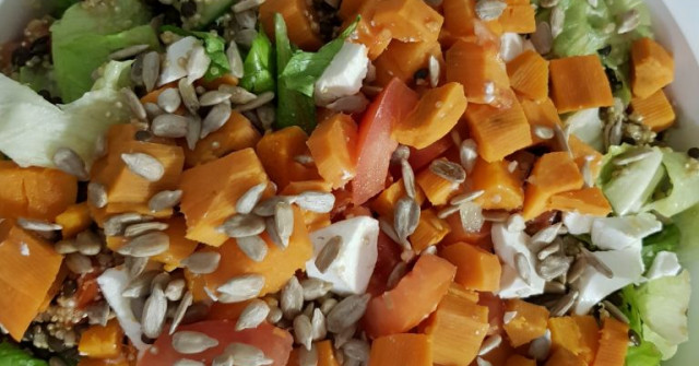 סלט קינואה עדשים שחורות ובטטה