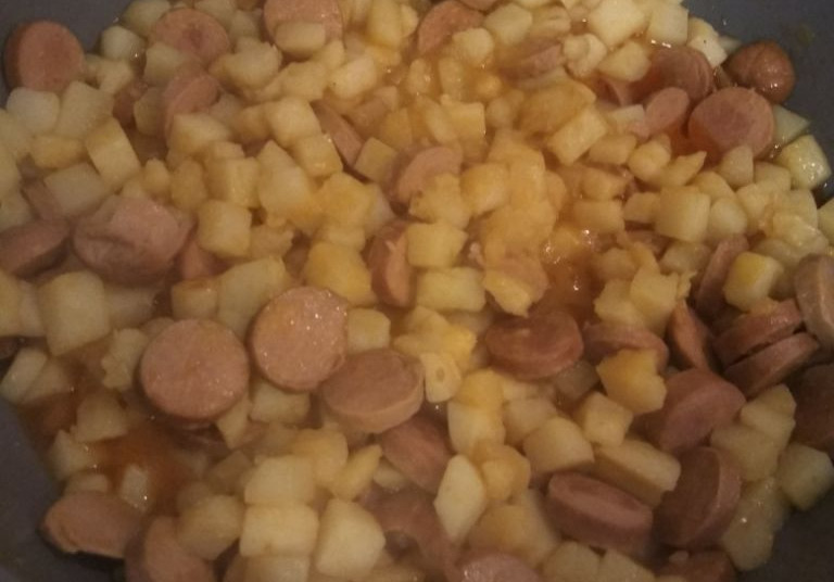 תבשיל חורף של תפוחי אדמה ונקניקיות