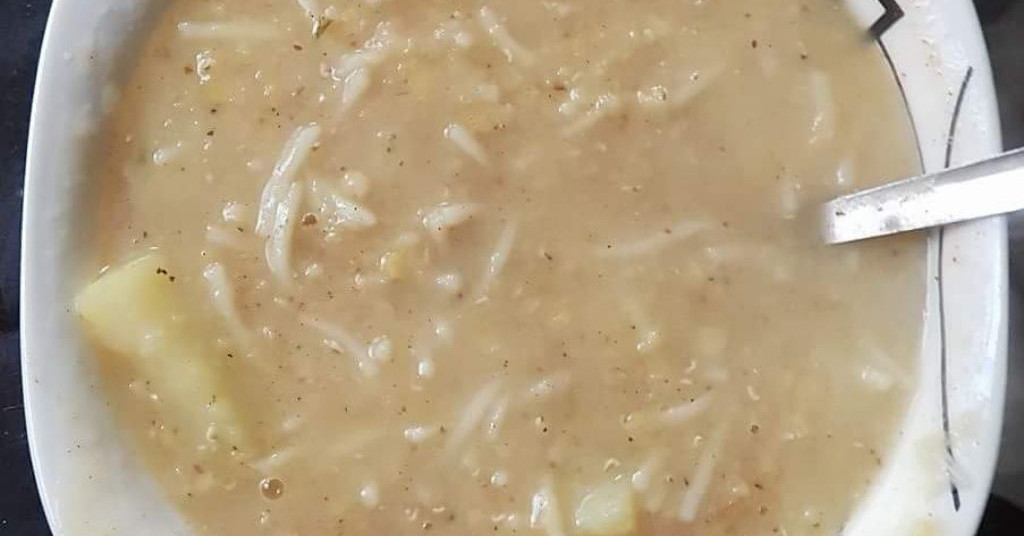 מרק עדשים ואטריות