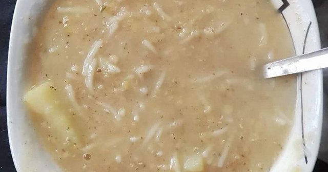 מרק עדשים ואטריות