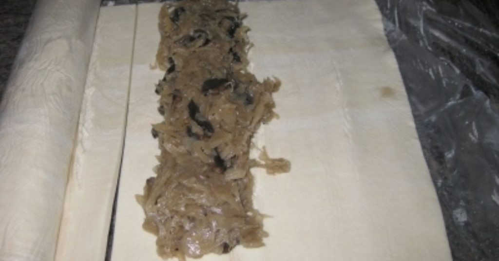 מאפה כרוב ופטריות בבצק עלים