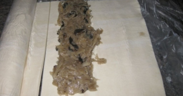 מאפה כרוב ופטריות בבצק עלים