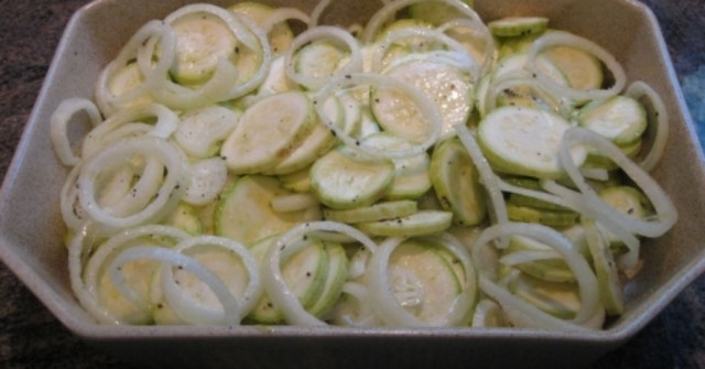 מאפה קישואים ועגבניות