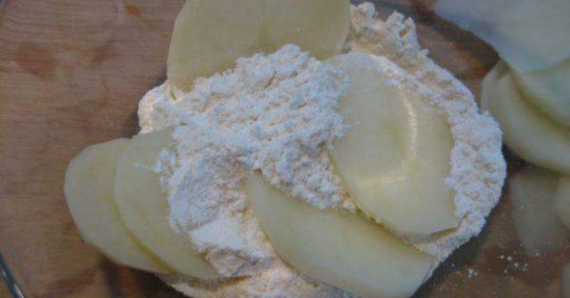 מאפה תפוחי אדמה וקישואים יווני