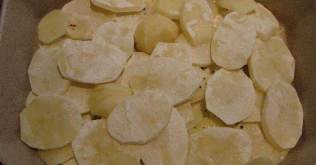 מאפה תפוחי אדמה וקישואים יווני