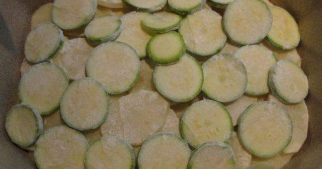 מאפה תפוחי אדמה וקישואים יווני