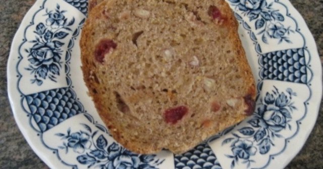 לחם חמוציות ופקאנים