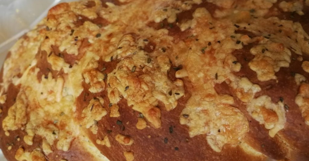 לחם עם גבינה וזיתים