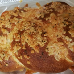 לחם עם גבינה וזיתים