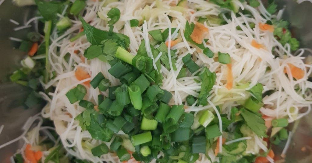 סלט אטריות אורז וירקות