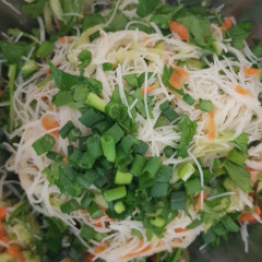 סלט אטריות אורז וירקות