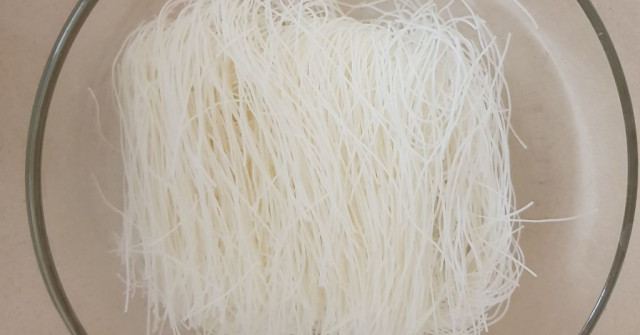 סלט אטריות אורז וירקות