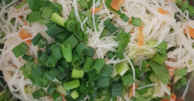 סלט אטריות אורז וירקות