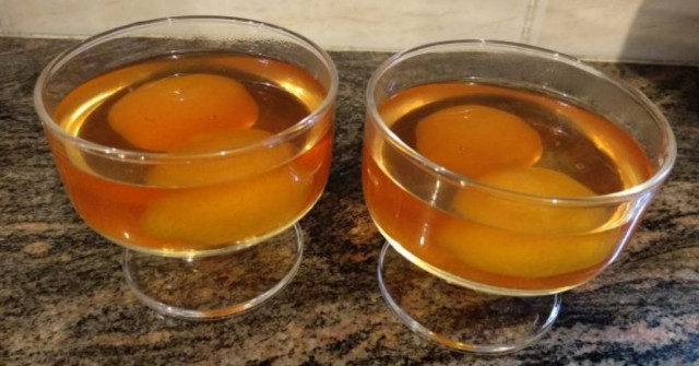 עוגת יוגורט עם משמשים וג'לי