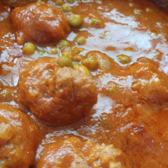 קציצות בקר ברוטב עגבניות ואפונה