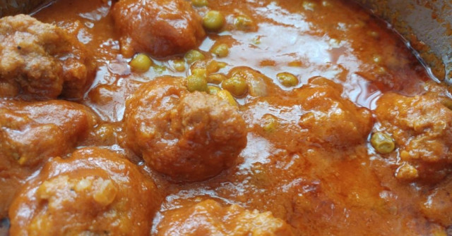 קציצות בקר ברוטב עגבניות ואפונה