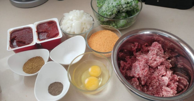 קציצות בקר ברוטב עגבניות ואפונה