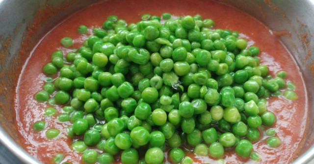 קציצות בקר ברוטב עגבניות ואפונה