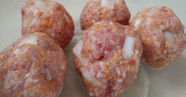 קציצות בקר ברוטב עגבניות ואפונה