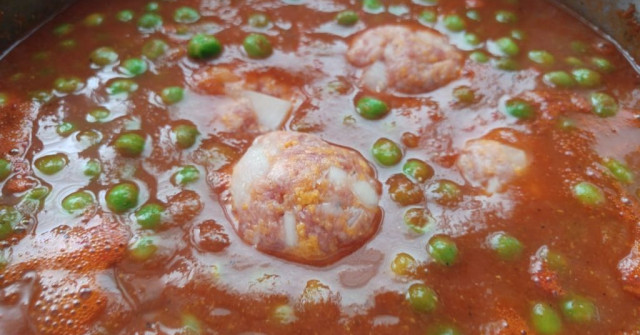 קציצות בקר ברוטב עגבניות ואפונה