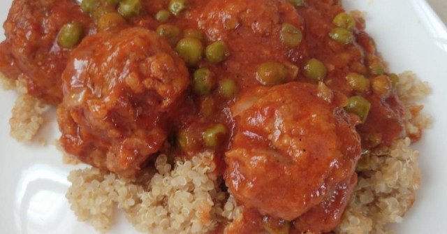 קציצות בקר ברוטב עגבניות ואפונה