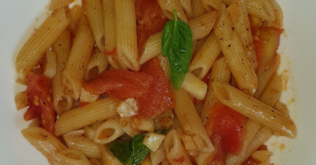 פסטה עגבניות ברוטב שמן זית ושום