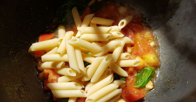 פסטה עגבניות ברוטב שמן זית ושום