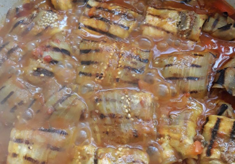 גלילות חצילים ברוטב עגבניות