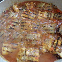 גלילות חצילים ברוטב עגבניות