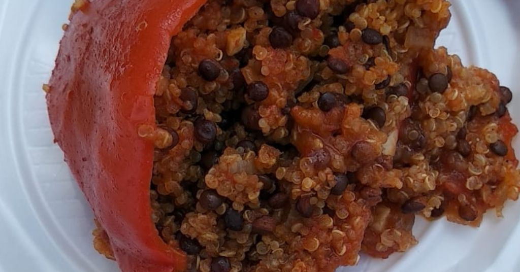 פלפלים ממולאים בקינואה ועדשים שחורות