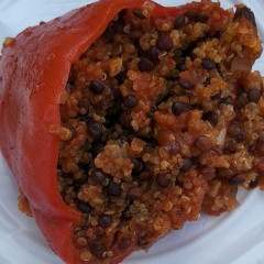 פלפלים ממולאים בקינואה ועדשים שחורות