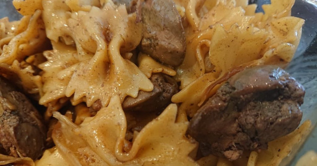 כבדי  עוף עם פסטה וסילן