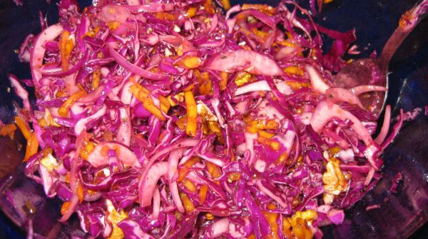 סלט כרוב סגול ואפרסמונים