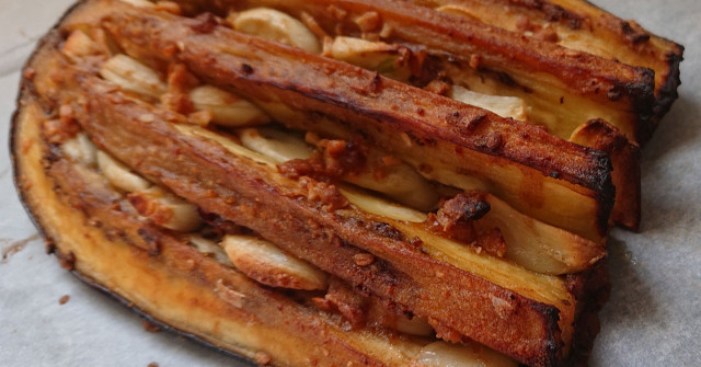 חציל אפוי עם שום