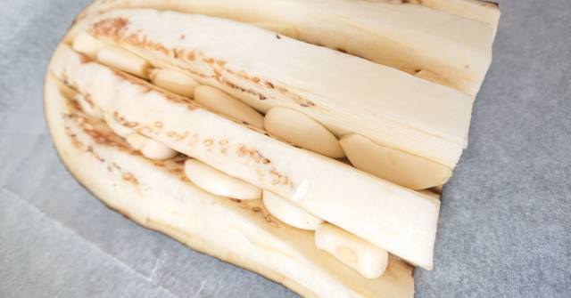 חציל אפוי עם שום