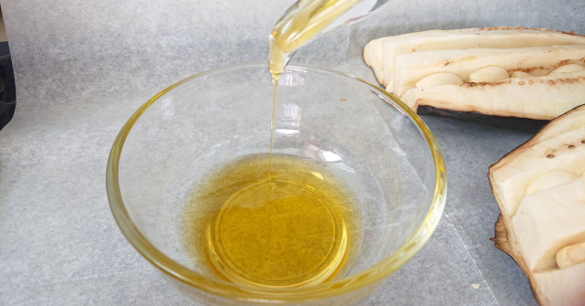 חציל אפוי עם שום