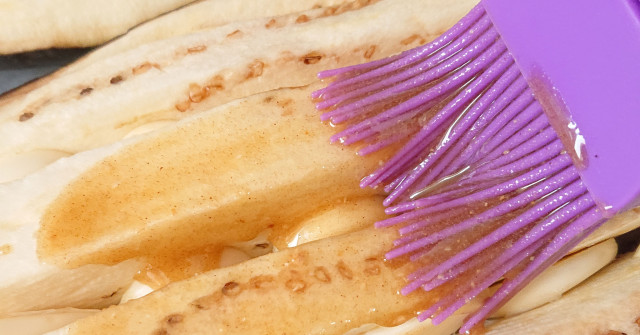 חציל אפוי עם שום