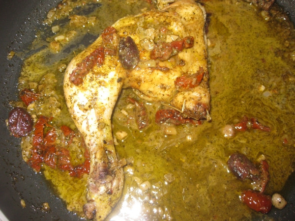 עוף עם זיתים ועגבניות מיובשות