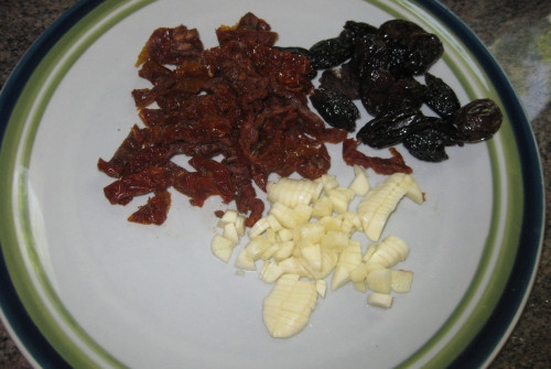 עוף עם זיתים ועגבניות מיובשות