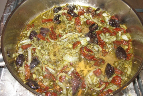 עוף עם זיתים ועגבניות מיובשות