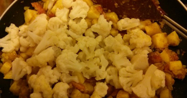 אלו גובי (תפוחי אדמה וכרובית)