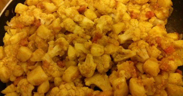 אלו גובי (תפוחי אדמה וכרובית)