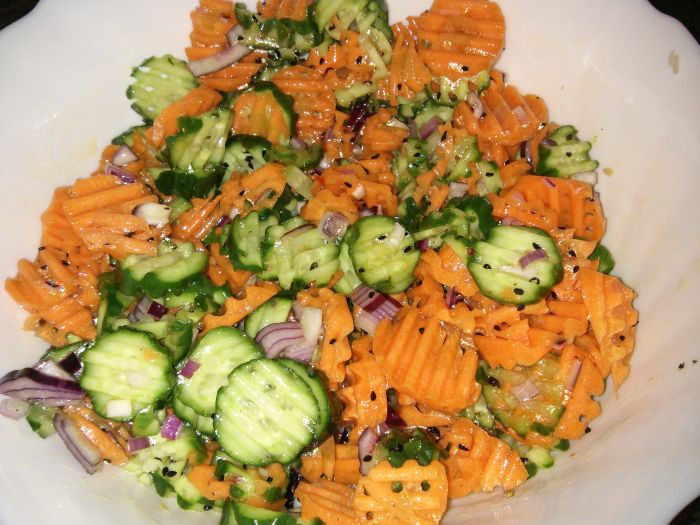 סלט גזר ומלפפון