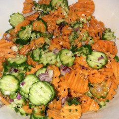 סלט גזר ומלפפון