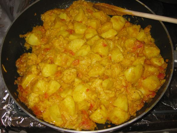 אלו גובי (תפוחי אדמה וכרובית)