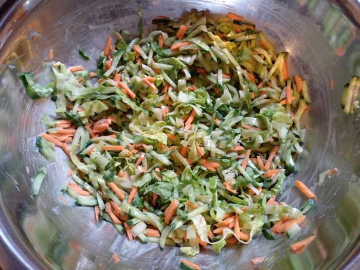 סלט חסה ברוטב חמאת בוטנים