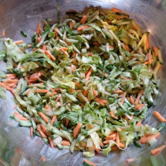 סלט חסה ברוטב חמאת בוטנים