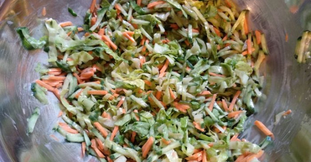 סלט חסה ברוטב חמאת בוטנים